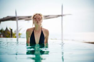 tendencia swimwear con una chica en bikini para The Corner Adeje, Shopping & Leisure en Tenerife